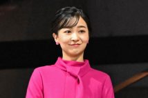 佳子さまの“ショッキングピンク”のドレスが話題に（時事通信フォト）