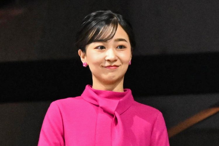 佳子さまの“ショッキングピンク”のドレスが話題に（時事通信フォト）