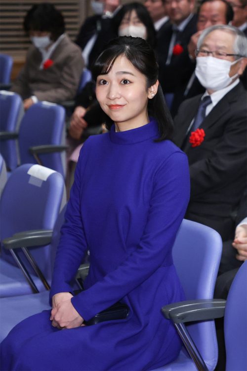 2024年に東京都江戸川区で開かれた『聴覚障害児を育てたお母さんをたたえる会』では、色違いのロイヤルブルーのワンピースをお召しに(時事通信フォト)