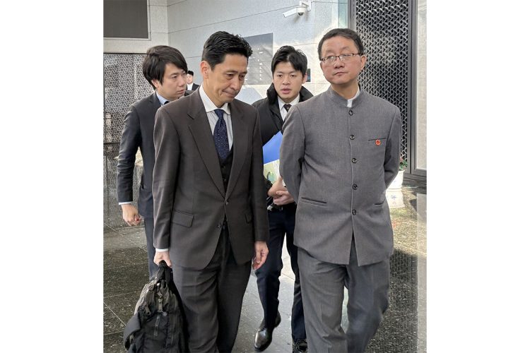 左が金井正彰・外務省アジア大洋州局長、右が劉勁松・中国外務省アジア局長（時事通信フォト）