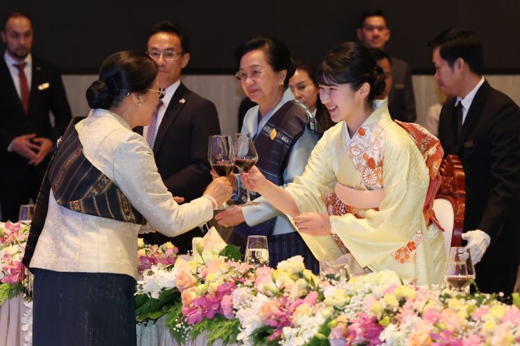 乾杯をされる愛子さま（2025年11月18日、撮影／横田紋子）
