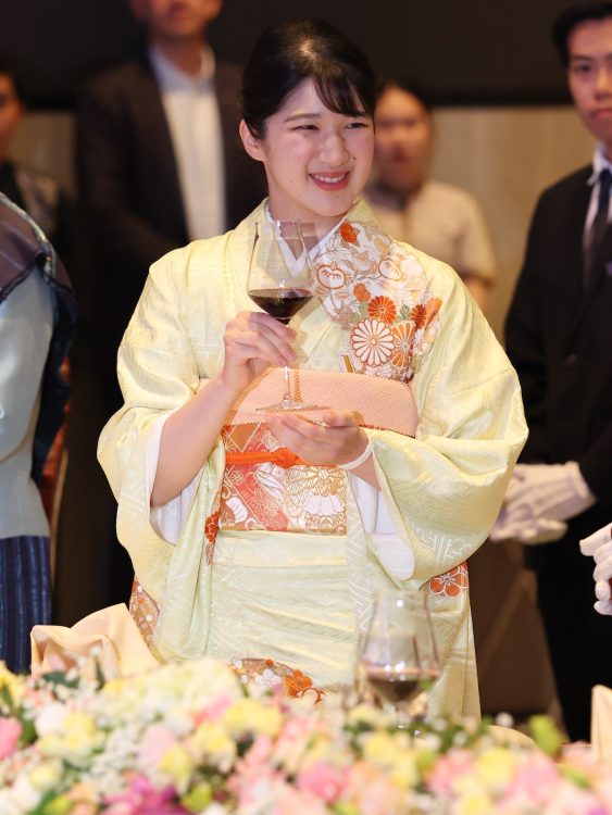 晩餐会では手首に白い糸を巻いていた愛子さま（2025年11月18日、撮影／横田紋子）