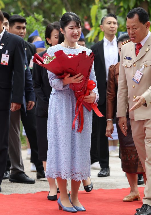 ブルーコーデで訪問された（2025年11月18日、撮影／横田紋子）