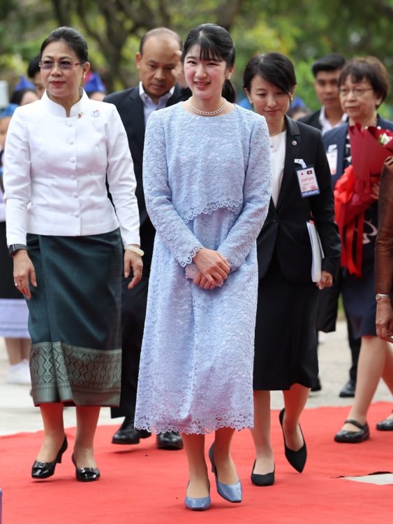 ヒールもブルーで揃えたワンカラーコーデ（2025年11月18日、撮影／横田紋子）