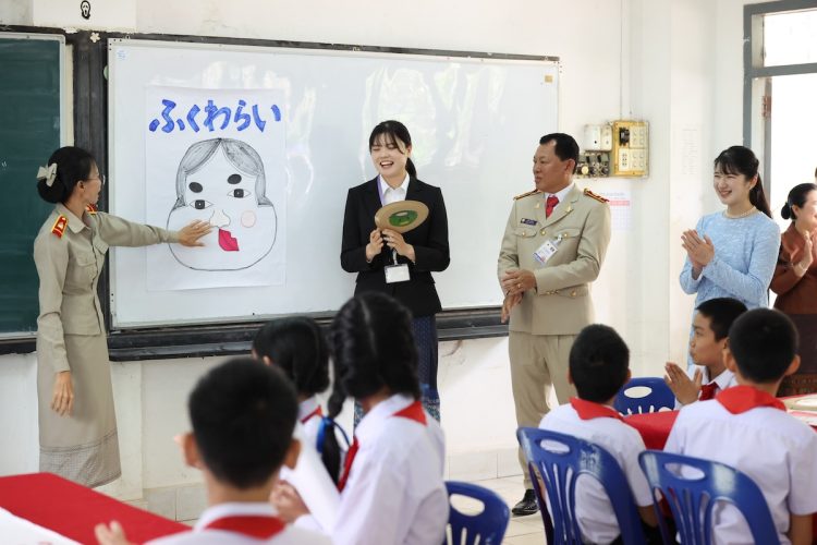 日本語の授業を視察された（2025年11月18日、撮影／横田紋子）