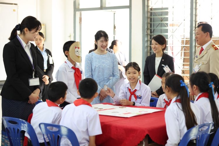 生徒たちが福笑いを楽しむ様子を見守られた（2025年11月18日、撮影／横田紋子）