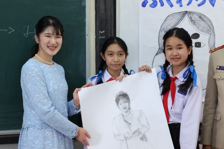 肖像画のプレゼントに喜ばれた愛子さま（2025年11月18日、撮影／横田紋子）