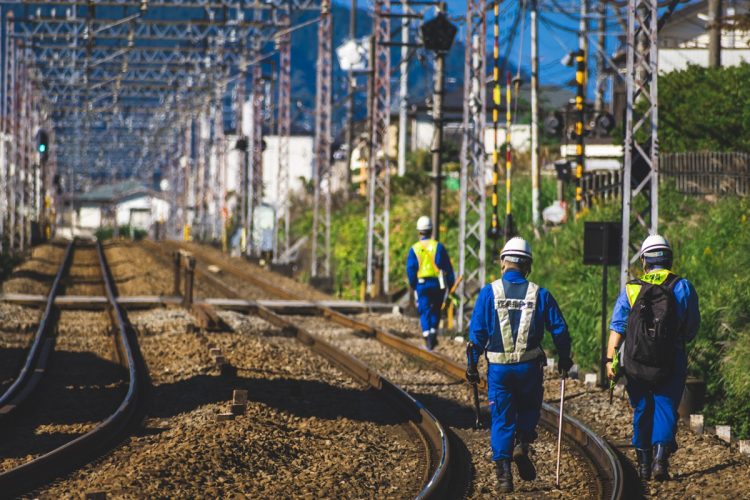 保線作業は線路のあるところすべて、山の中へ行く必要もある（写真提供／イメージマート）