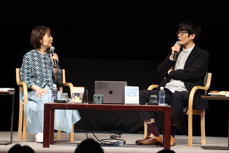 対談を行った歌人の俵万智さんと動物言語学者の鈴木俊貴さん