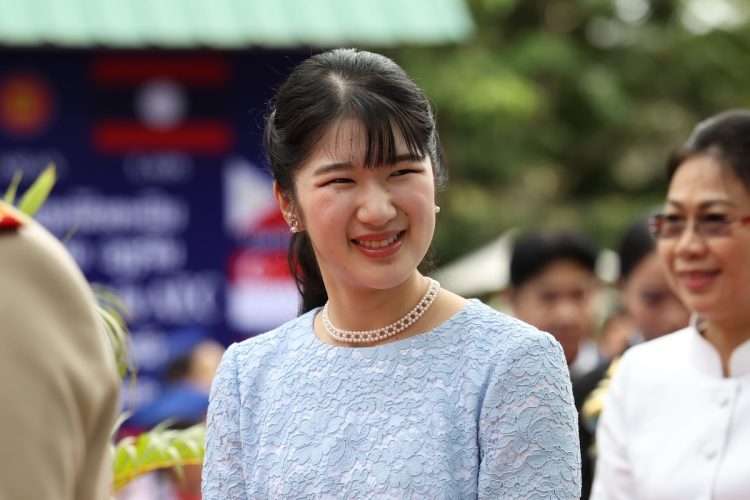 ビエンチャン中高一貫校を訪問された天皇皇后両陛下の長女・愛子さま(2025年11月19日、撮影/横田紋子)