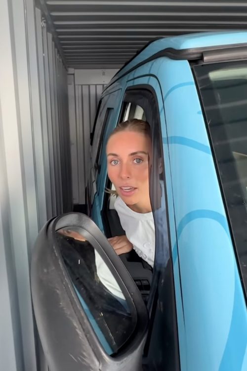 バスから顔を覗かせるボニー（Instagramより）