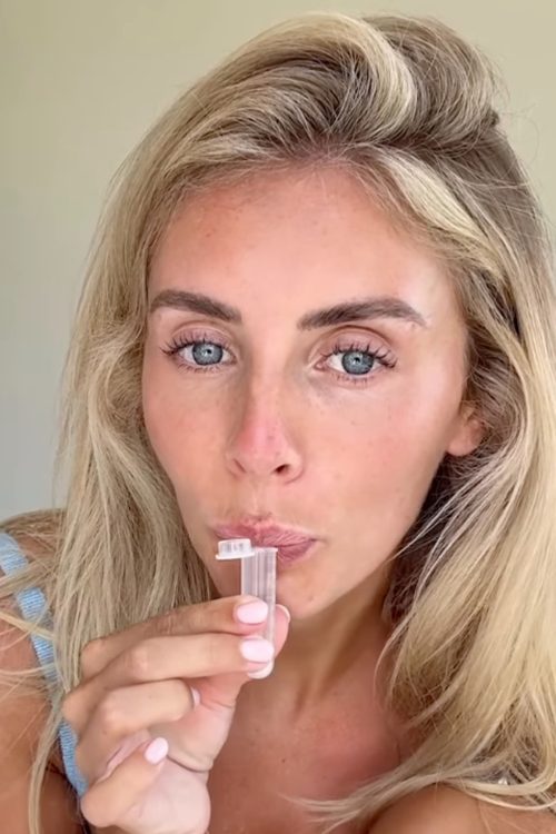 唾液を小瓶に…（Instagramより）