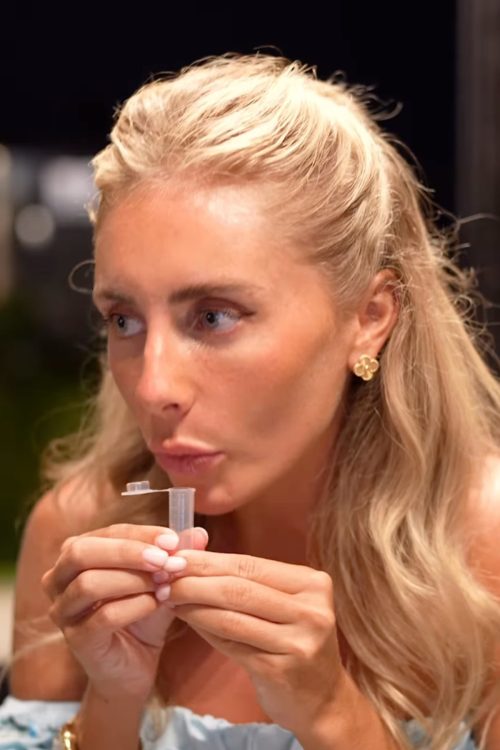 「私の唾液が入った小瓶が配られる予定です」と話したボニー（Instagramより）