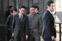 左が金井正彰・外務省アジア大洋州局長、右が劉勁松・中国外務省アジア局長。劉氏はポケットに両手を入れたまま（AFP＝時事）