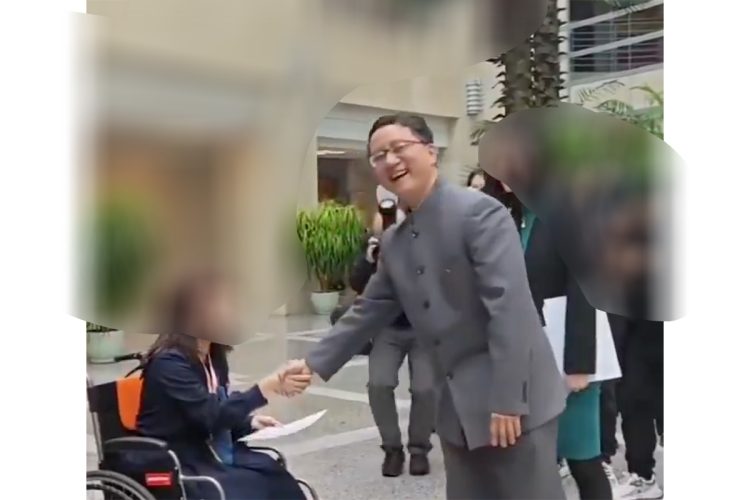 「ニコニコ笑顔」で日本人高校生と握手する劉勁松アジア局長（SNSより）