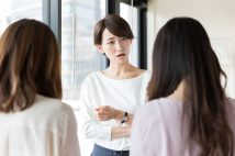 世の女性たちが体験した“女性の敵は女性”というエピソードとは…？（写真／PIXTA）