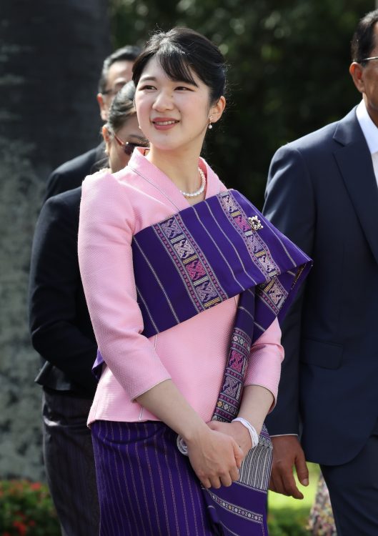 ラオスの国家副主席から贈られた民族衣装をお召しになっていた（2025年11月20日、撮影／横田紋子）