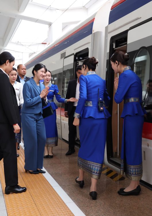 高速列車に乗り込まれた際は、青いパンツスーツをお召しになっていた（2025年11月20日、撮影／横田紋子）