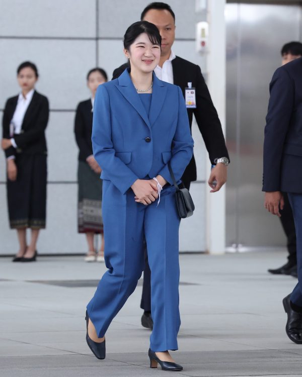 ハンサムな印象のパンツスーツ（2025年11月20日、撮影／横田紋子）