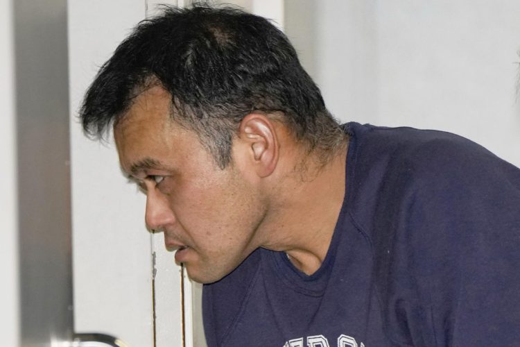 警視庁赤坂署に入る大津陽一郎容疑者（共同通信）