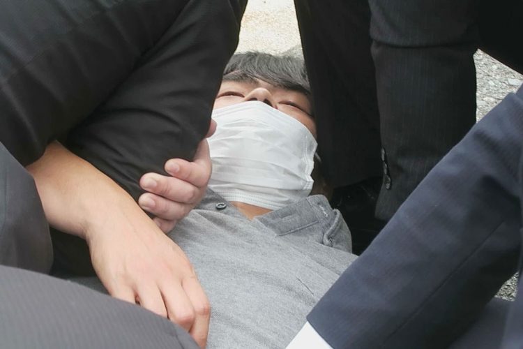 安倍元首相が銃撃された現場付近で取り押さえられる山上徹也被告(共同通信社)