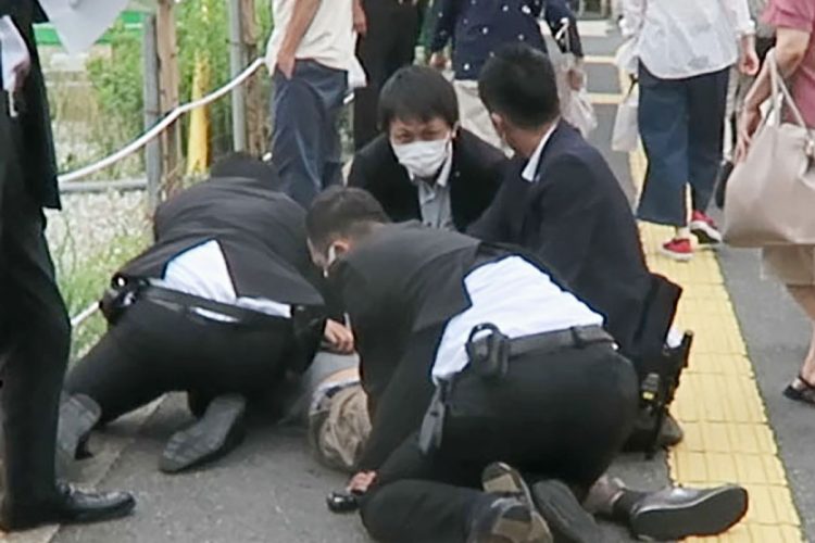 安倍元首相が銃撃された現場付近で取り押さえられる山上徹也被告（共同通信社）