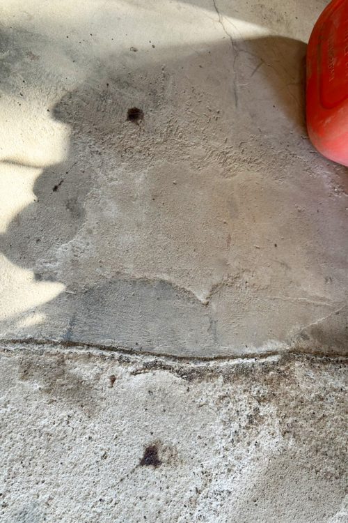 自宅の敷地内には今も消えない血痕が複数残っていた