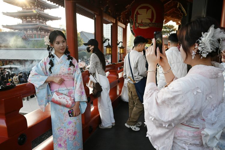 都内でも屈指の観光地・浅草からも中国人の姿が消え始めている（時事通信フォト）