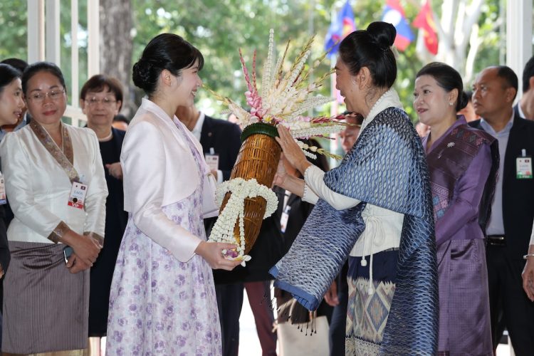 出迎えを受けられる愛子さま（2025年11月21日、撮影／横田紋子）
