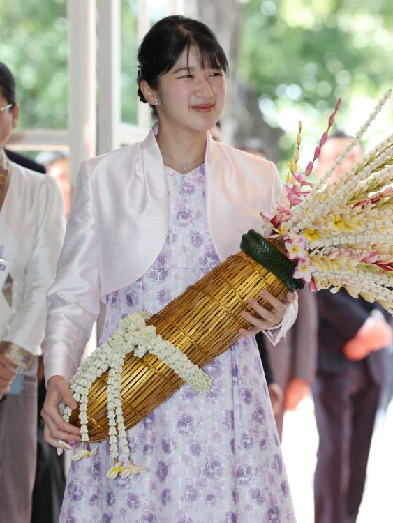 花束を手にされた（2025年11月21日、撮影／横田紋子）