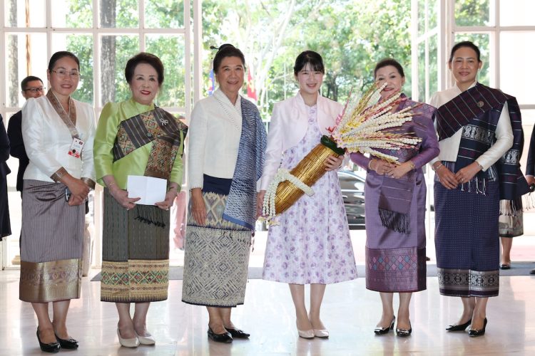 ピンクのボレロと淡いラベンダーカラーのワンピをお召しになった（2025年11月21日、撮影／横田紋子）