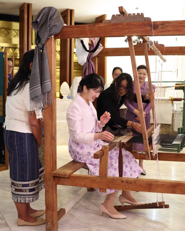 機織りを体験された愛子さま（2025年11月21日、撮影／横田紋子）