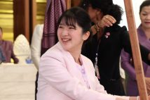 「ラオ・シルク・レジデンス」を訪問された天皇皇后両陛下の長女・愛子さま（2025年11月21日、撮影／横田紋子）