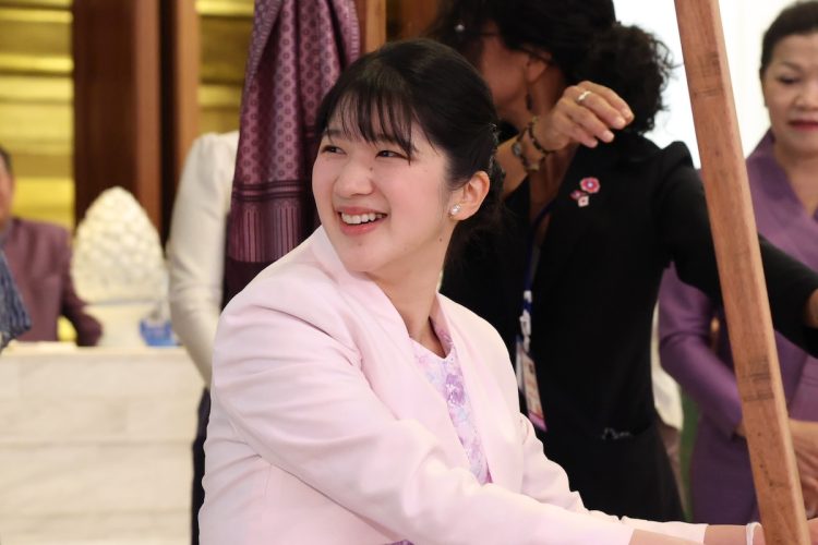 「ラオ・シルク・レジデンス」を訪問された天皇皇后両陛下の長女・愛子さま（2025年11月21日、撮影／横田紋子）