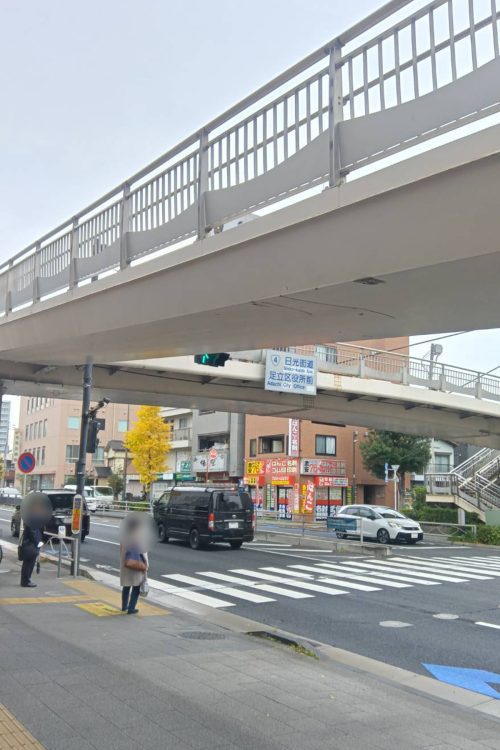 白いセダンタイプの乗用車が横断歩道で歩行者をはねた（現場写真）