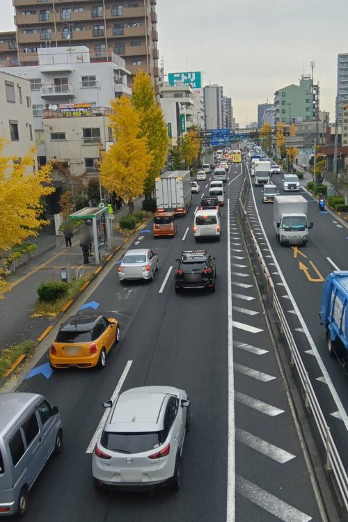 現場は見渡しの良い足立区梅島の国道