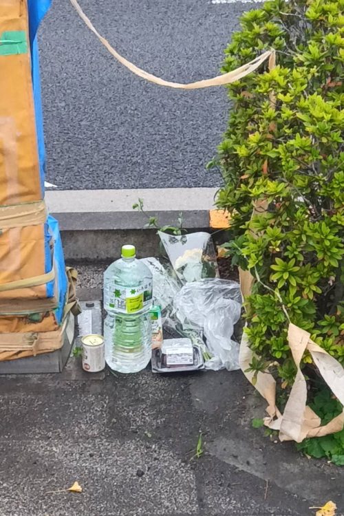 現場にはお供物が（現場写真）