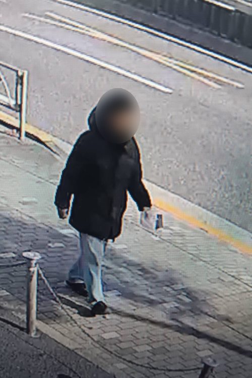 左手に何か袋のようなものを掴んでいる（読者提供）