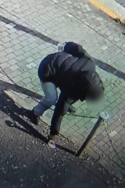 途中でなぜかゴミを拾うような姿が映っていた