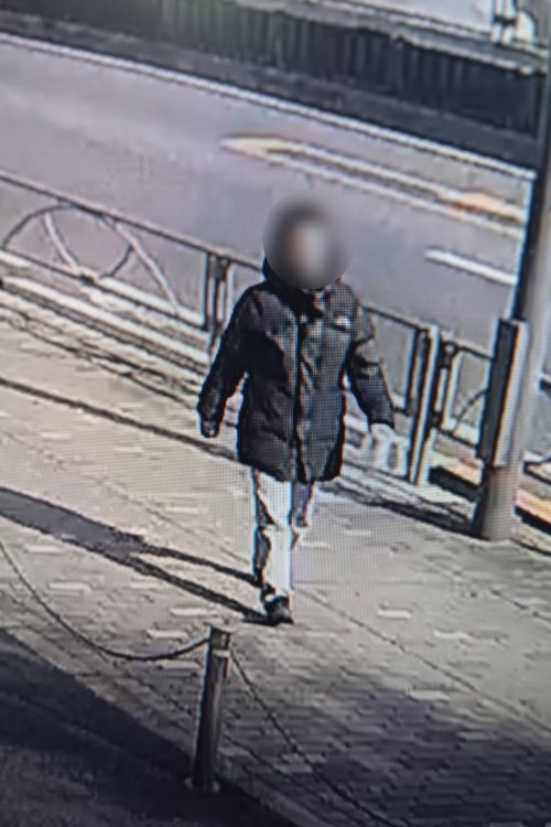 黒のダウンを着て歩いていた（読者提供）