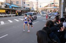 箱根駅伝では、沿道の多くの観衆からの声援が、ランナーたちへの大きな追い風になる（写真は2025年正月の往路“花の2区”。撮影／小倉雄一郎＜小学館＞）