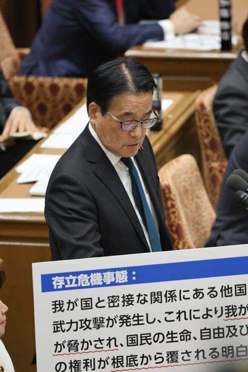 衆院予算委員会で高市早苗首相に「存立危機事態」について質問する立憲民主党の岡田克也元幹事長。11月7日、国会内（時事通信フォト）