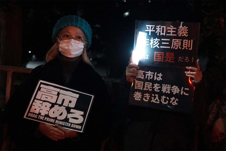 高市早苗首相の「台湾有事」発言を受けて、抗議活動をする人々(2025年11月21日撮影、ABACA PRESS/時事通信フォト)