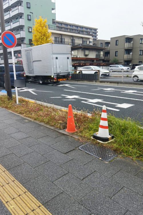 男はここで車道に出たと降りたようだ（現場写真）