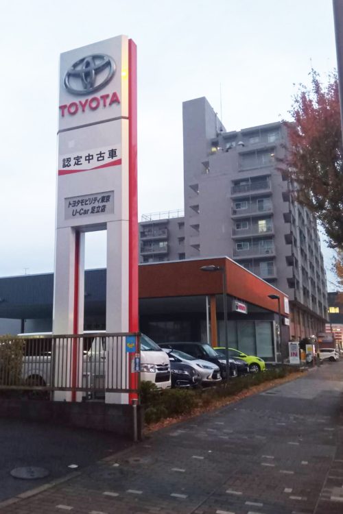 現場から650メートルほど離れた自動車販売店で、男は車を盗んだと見られている(現場写真)