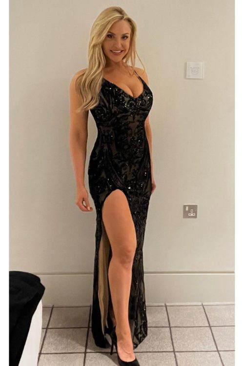 深いスリットの入った黒のロングドレス姿（Instagramより）