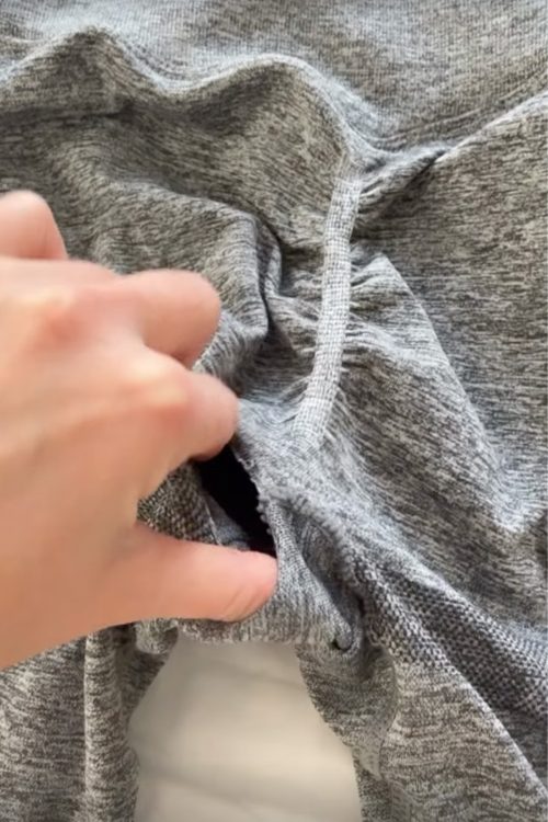 指がすっぽりと入るくらいの大きな穴が開いたレギンス（Instagramより）