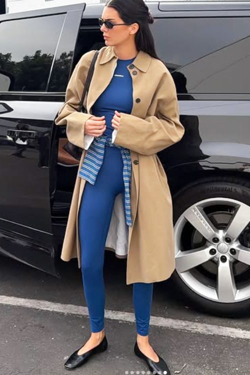 トレンチコートとスポーツウェアを組み合わせたコーデ（ケンダル・ジェンナーのInstagramより）