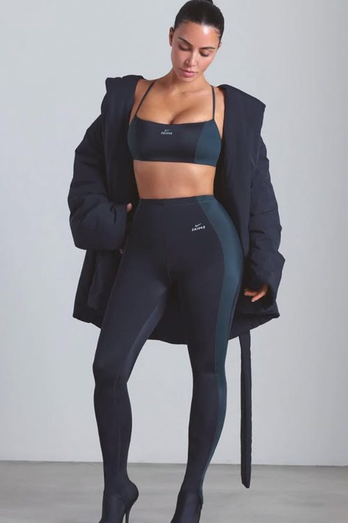 海外セレブのキム・カーダシアンが手がけるブランドビジュアルもスポーツウェアとコートを合わせていた（Instagramより）