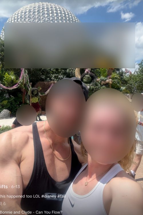 アスレジャースタイルでディズニーワールドを訪れた女性（TikTokより）